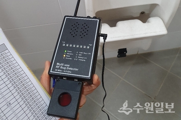 공중화장실 몰래카메라 설치 여부를 점검 모습.(사진=수원시)