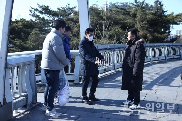 권찬호 팔달구청장(가운데)이 관내 육교를 점검하고 있다.(사진=팔달구)