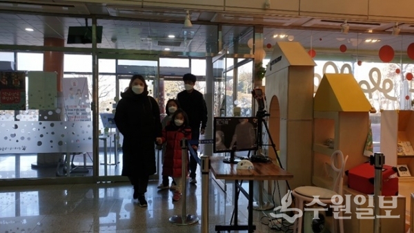 경기도어린이박물관을 찾은 한 가족이 마스크를 쓰고 입장하고 있는 모습.(사진=경기문화재단)