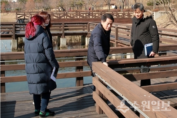 이병규 장안구청장(가운데)이 공원을 살피고 있다.(사진=수원시)