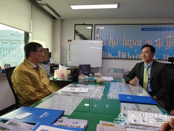 정장선 평택시장(오른쪽)이 경기도 관계자와 시 현안사업을 논의하고 있다.(사진=평택시)