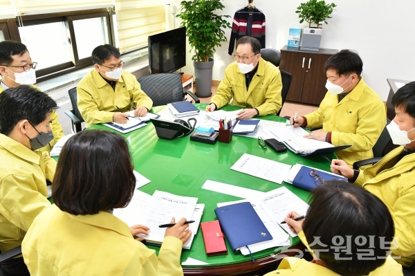 신종 코로나바이러스 감염증 대응 수원시 경제 T/F가 회의를 하고 있다.(사진=수원시)