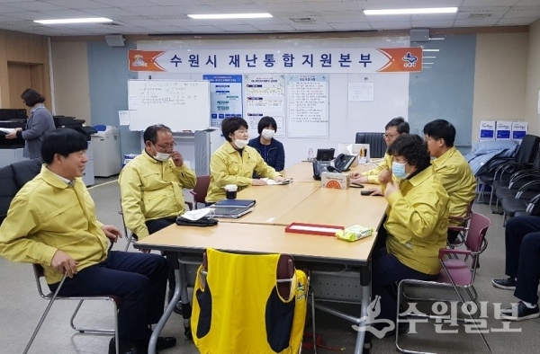 조명자 수원시의장(왼쪽 세번째) 등 수원시의원들이 8일 수원시 재난통합지원본부를 찾았다.(사진=수원시의회)
