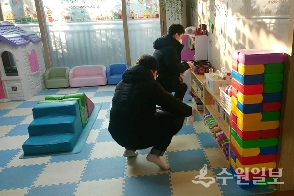 권선구 관계자들이 관내 가정어린이집을 소독하고 있다.(사진=권선구)