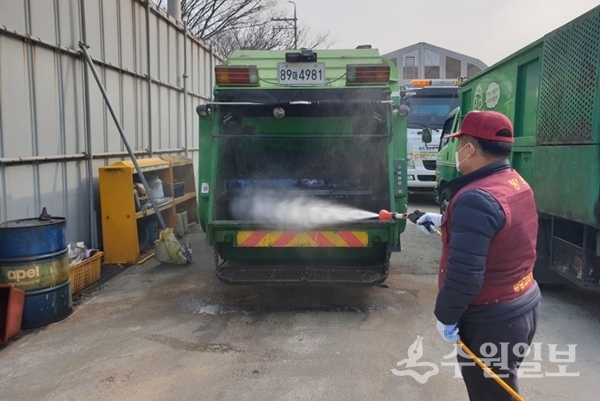 팔달구 관계자가 청소차량을 소독 중이다.(사진=팔달구)
