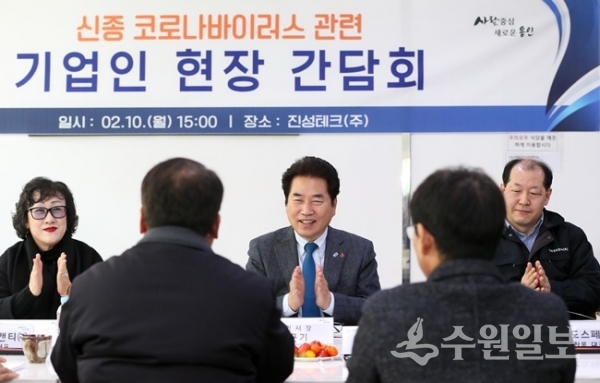10일, 백군기(가운데) 용인시장이 처인구 이동읍 진성테크를 방문해 기업인들의 애로사항을 청취하고 있다.(사진=용인시)