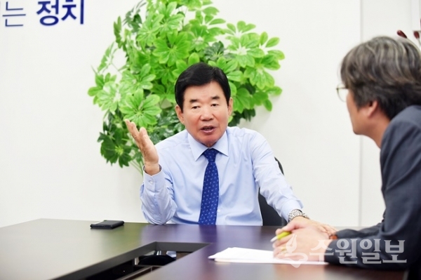 김진표 의원이 정책 제안에 대한 설명을 하고 있다.(사진=수원일보)