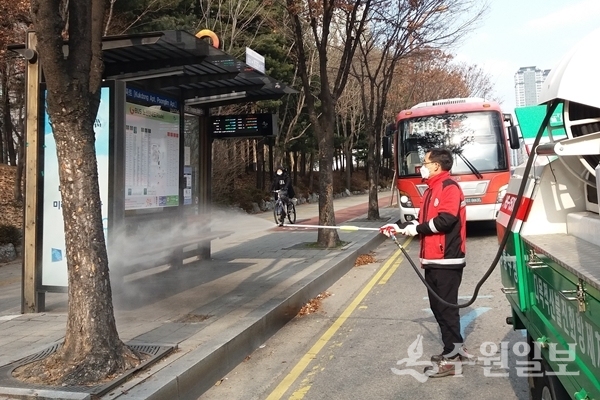 영통구 관계자가 관내 버스 정류장을 소독하고 있다.(사진=영통구0