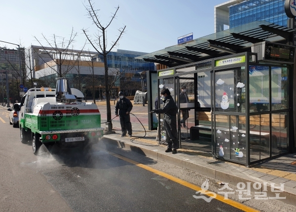 장안구 관계자가 버스 정류장을 소독하고 있다.(사진=장안구)