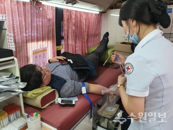 오산시 공직자가 헌혈을 하고 있다.(사진=오산시)
