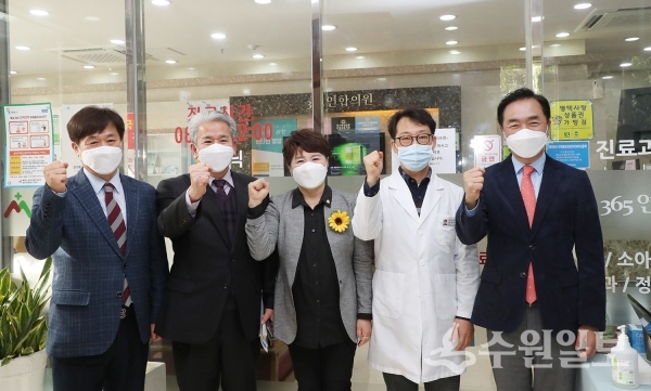 정장선 평택시장(맨 오른쪽)이 365연합의원을 찾았다.(사진=평택시)