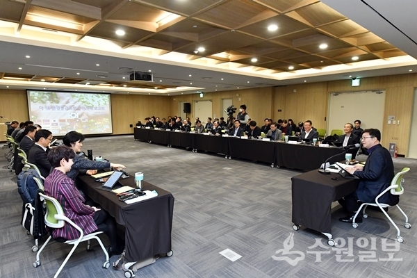 염태영 수원시장(맨 오른쪽)을 비롯한 수원시 관계자들이 11일 수원컨벤션센터에서 열린 ‘2020년 제4차 아시아·태평양 환경장관포럼 추진계획 보고회’에 참석했다.(사진=수원시)