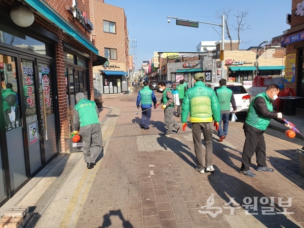 장안구 영화동 새마을지도자협의회 회원들이 거북시장 주변을 소독하고 있다.(사진=장안구)
