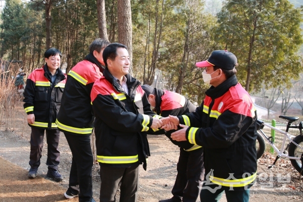 이병규 장안구청장(왼쪽)이 14일 광교산 산불방지종사원을 격려하고 있다.(사진=장안구)