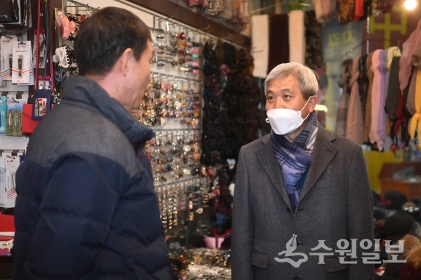 곽상욱 오산시장(오른쪽)이 시장 상인과 이야기를 나누고 있다.(사진=오산시)