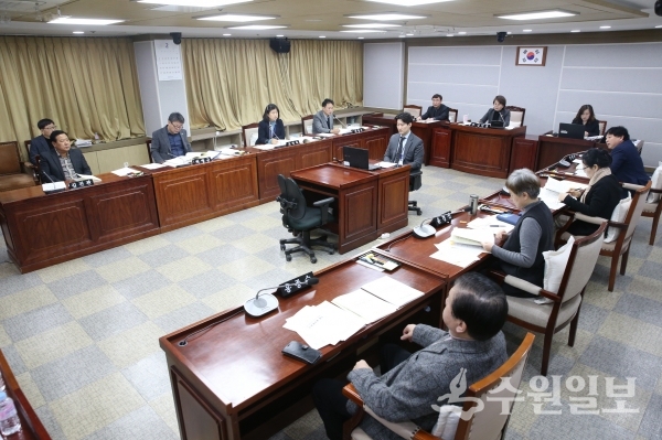 수원시의회 교통건설체육위원회가 17일 상임위 회의를 진행하고 있다.(수원시의회)
