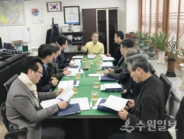 조무영 수원시 제2부시장이 18일 ‘온실가스 배출권거래제 분기별 실적 점검 보고회’를 주재하고 있다.
