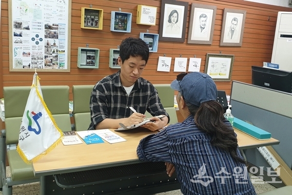 자활상담 전문 상담원이 취업희망자를 상담하고 있다.(사진=권선구)