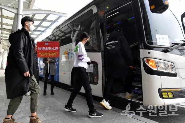 입국한 유학생들이 인천공항 버스정류소에서 수원시가 운영하는 버스에 타고 있다.(사진=수원시)