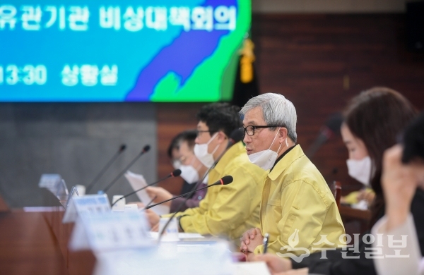 곽상욱 오산시장이 24일 코로나19 유관기관 비상대책회의를 주재하고 있다.(사진=오산시)