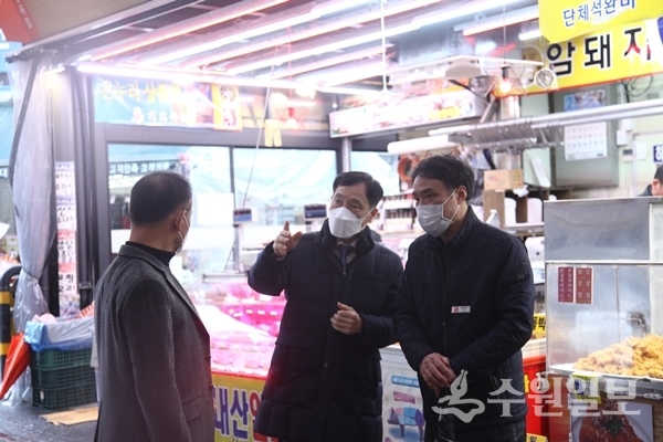 권찬호 팔달구청장(가운데)이 25일 화서시장을 찾았다.(사진=팔달구)
