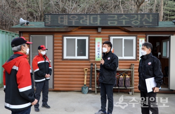 권선구 관계자들이 산불감시초소에서 산불종사원들과 얘기를 나누고 있다.(사진=권선구)