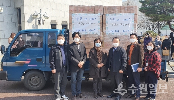 (주)앱소가 수원시에 손소독제를 전달하고 있다.(사진=수원시)