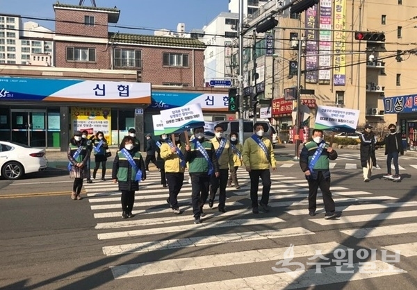 의왕시 임대료 인하 캠페인 참가자들이 의왕역 일대를 다니며 시민들의 관심과 동참을 호소하고 있다.(사진=의왕시)