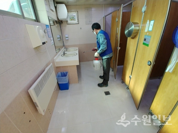 권선구 관계자가 관내 어린이공원 화장실을 소독하고 있다.(사진=권선구)