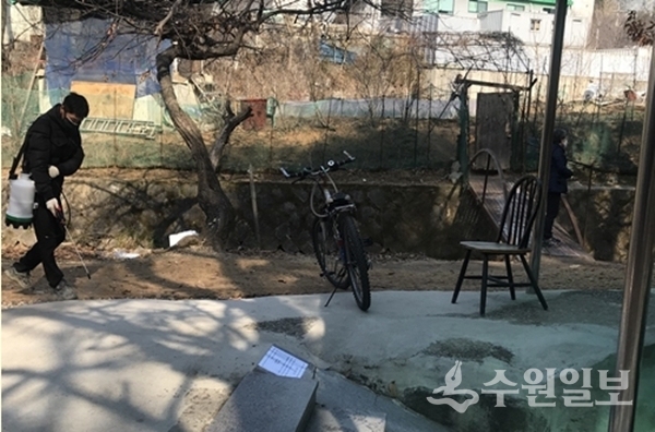 장안구 관계자가 관내 약수터를 소독하고 있다.(사진=장안구)