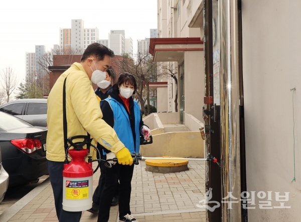 정장선 평택시장이 3일 직접 방역활동에 참여해 소독약품을 뿌리고 있다.(사진=수원시)