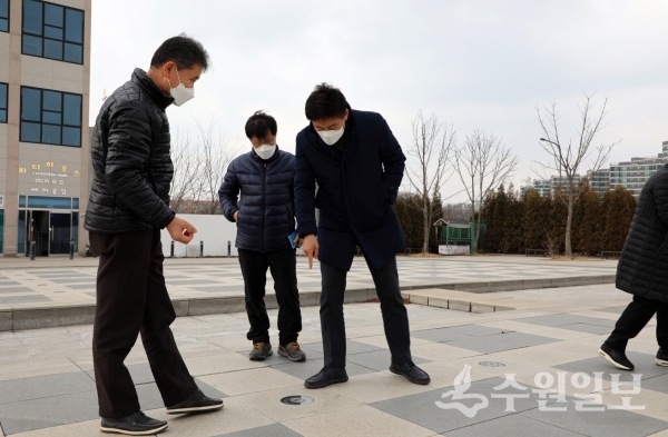 길영배 권선구청장(오른쪽)이 관내 현장을 찾았다.(사진=권선구)