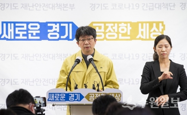 4일 오후 경기도청 브리핑룸에서 임승관 경기도의료원 안성병원장이 코로나19 관련 브리핑을 하고 있다.(사진=경기도)