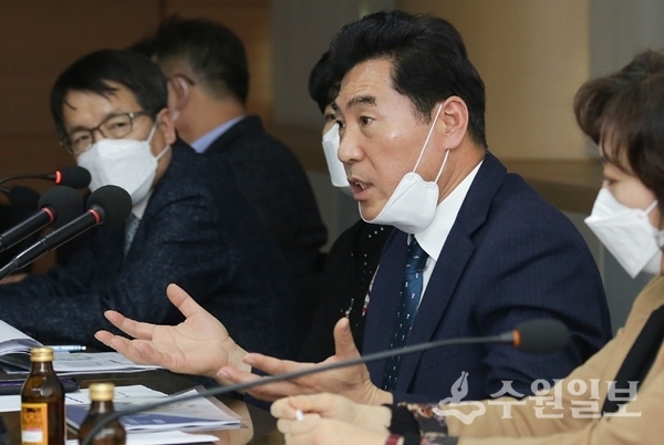 김상돈 의왕시장이 4일  ‘의왕시 공간정보포털 고도화 사업’ 완료보고회를 주재하고 있다.(사진=의왕시)