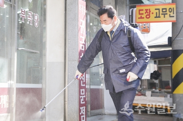 김상돈 의왕시장이 5일 관내 방역 직접 참여하고 있다.(사진=의왕시)