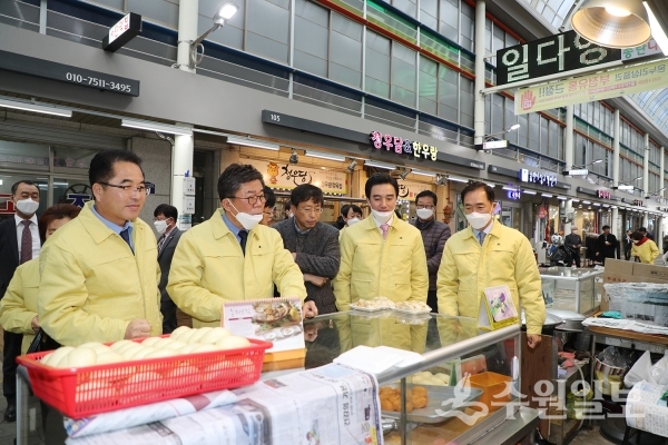 정장선 평택시장(맨 오른쪽)이 5일 시의원들과 함께 송탄시장을 찾았다.(사진=평택시)
