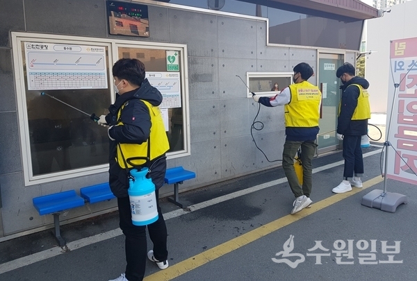 아주대학생들이 5일 우만2동 내 공항버스터미널을 소독하고 있다.(사진=수원일보)