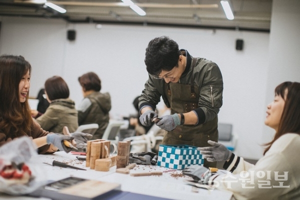 지난해 진행됐던 '양손학교' 참가자들이 웃음꽃을 피우며 교육을 진행하고 있다.(사진=경기문화재단)