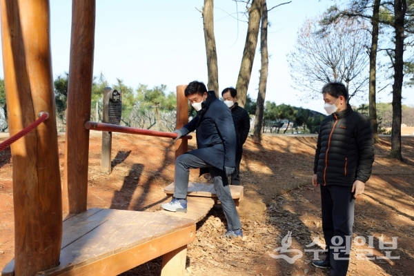 권선구 관계자들이 산울림공원을 살피고 있다.(사진=권선구)