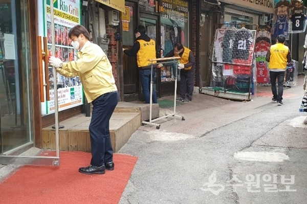 평택시 송탄출장소 관계자들이 관내를 소독하고 있다.(사진=평택시)