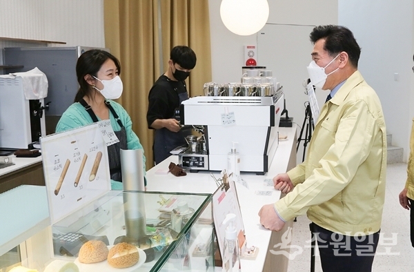 김상돈 시장(오른쪽)이 카페인더뷰를 방문해 이야기를 나누고 있다.(사진=의왕시)