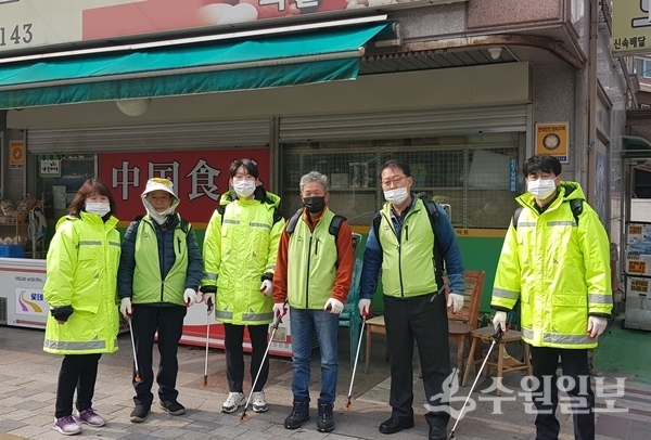 9일 고등동 내 중국인 거리를 방역한 고등동 방역지원반.(사진=고등동)