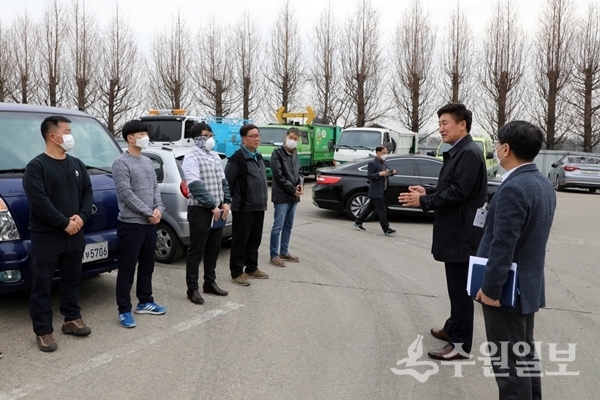 길영배 권선구청장이 관내 청소차고지를 찾았다.(사진=권선구)