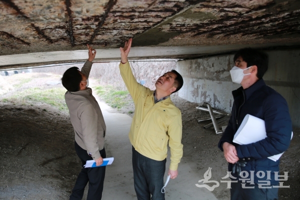 이병규 장안구청장(가운데)이 교량 밑을 확인하고 있다.(사진=장안구)