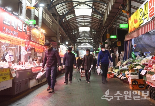 오산시 관계자들이 오색시장을 방역하고 있다.(사진=오산시)