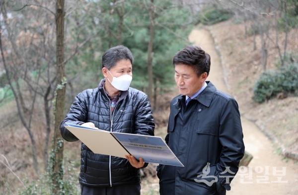 길영배 권선구청장이 지난 9일 구운공원을 찾아 관계자로부터 설명을 듣고 있다.(사진=권선구)