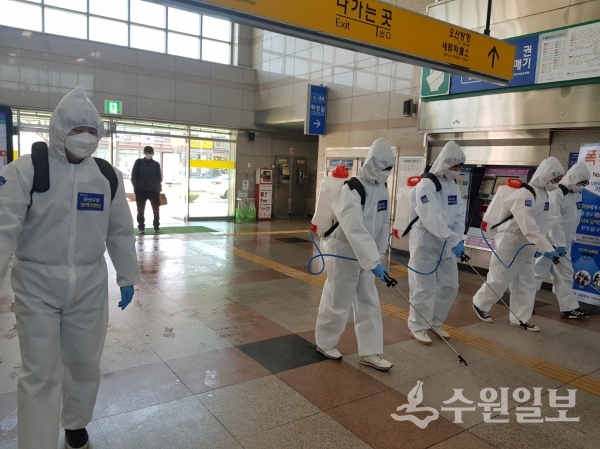 권선구 관계자들이 수원버스터미널을 방역하고 있다.(사진=권선구)