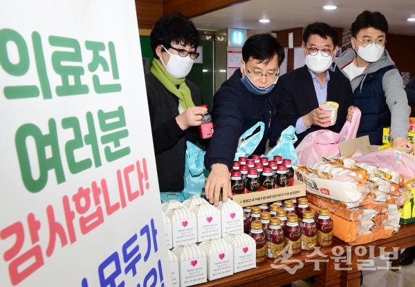 왼쪽부터 최수아 행궁동 주민자치회 부회장, 민효근 행궁동장, 한창석 행궁동 주민자치회 회장 등이 10일 간식을 나눠 담고 있다.(사진=수원시)