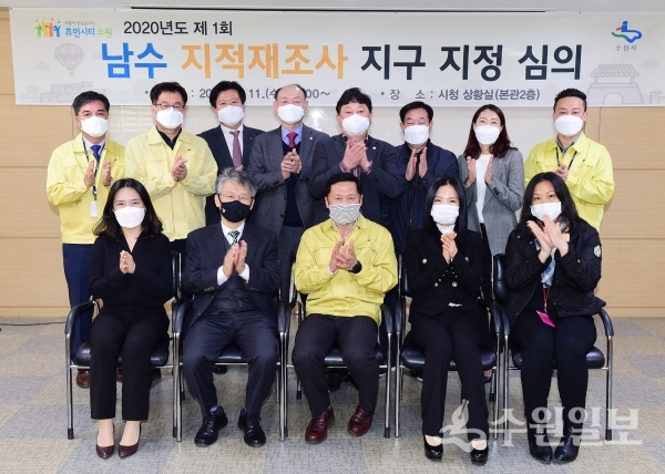 이영인 수원시 도시정책실장(앞줄 가운데)과 수원시 지적재조사위원회 위원들이 11일 회의 후 기념촬영을 했다.(사진=수원시)