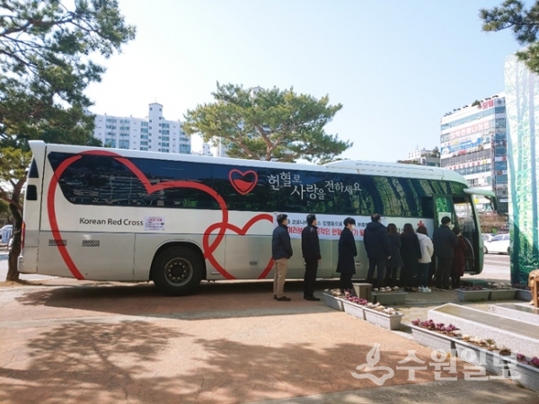 오산시 공무원들이 사랑의 헌혈운동에 참여하기 위해 헌혈버스에서 차례를 기다리고 있다.(사진=오산시)